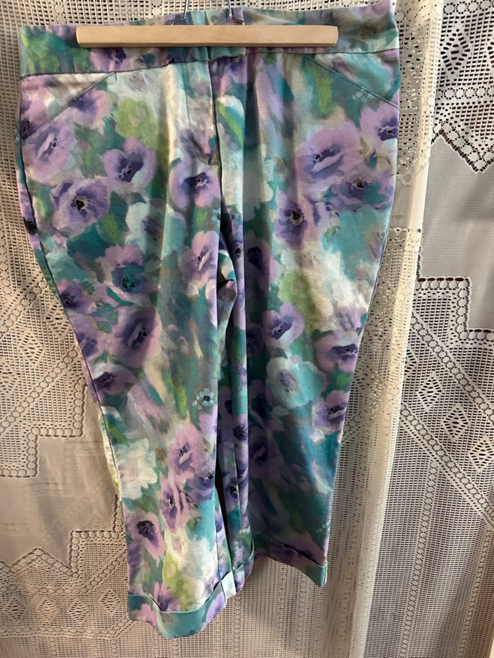 Larry Levine Floral Satin Crop Pants in Lavender, Teal & Green